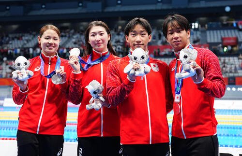混合400メートルメドレーリレー　銀メダルを獲得し記念撮影に納まる、左から池本凪沙、池江璃花子、大橋信、竹原秀一(撮影･鈴木みどり)