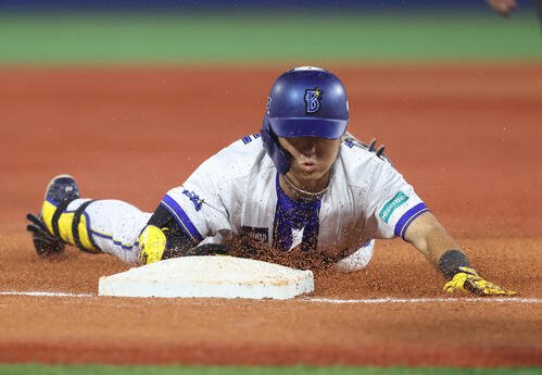 DeNA対中日　4回裏DeNA1死一、三塁、2点同点適時三塁打で出塁する林琢真(撮影･河田真司)