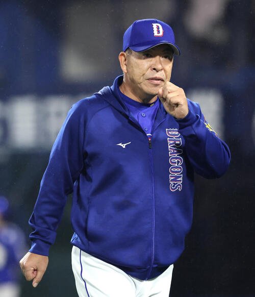 DeNA対中日　延長12回表を終え、選手交代を告げる井上一樹監督(撮影･河田真司)