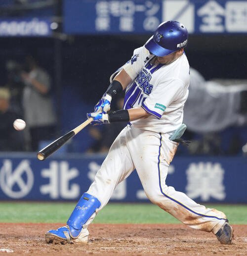 DeNA対中日　延長12回裏DeNA無死、右越えサヨナラソロ本塁打を放つ戸柱恭孝(撮影･河田真司)