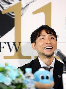 引退会見で笑みも浮かべ思い出を語る川崎F小林悠(撮影･浅見桂子)