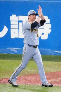ヤクルト対阪神　試合後、ファンの声援に応えながら引き揚げる阪神藤川球児監督(撮影･江口和貴)
