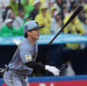ヤクルト対阪神　6回表阪神2死満塁、3点適時打を放つ伏見寅威(撮影･水谷安孝)
