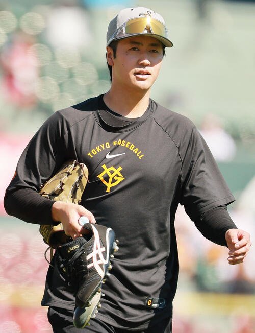 23日、グラウンドを移動する巨人西舘勇陽(撮影･上山淳一)