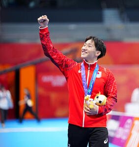 男子200メートル平泳ぎ　世界新記録で金メダルを獲得し、声援に応える大橋信(撮影･鈴木みどり)