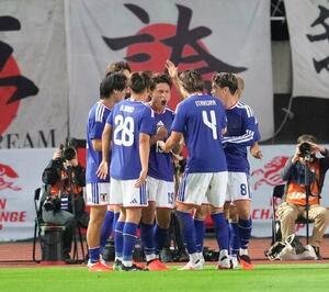 日本対ウルグアイ　前半、先制ゴールを決め喜ぶ松木玖生(中央)(撮影･足立雅史)