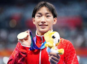 男子200メートル平泳ぎ　世界新記録で金メダルを獲得し、笑顔で記念撮影に納まる大橋信(撮影･鈴木みどり)
