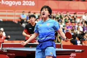 男子団体決勝　日本対中国　中国の選手に勝利し雄叫びをあげる張本智和(撮影･滝沢徹郎)