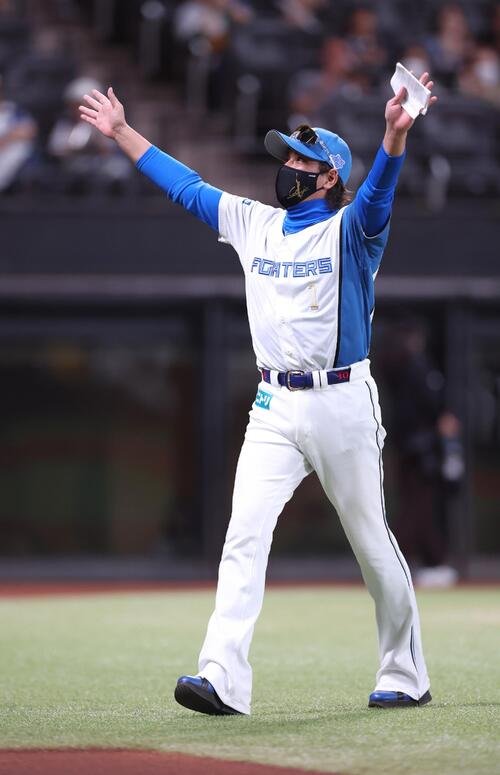 日本ハム対楽天　スタンドに手を振る新庄剛志監督(撮影･黒川智章)
