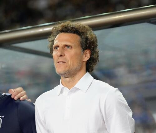 日本対ウルグアイ　ベンチ前に整列するウルグアイのディエゴ･フォルラン監督(撮影･足立雅史)