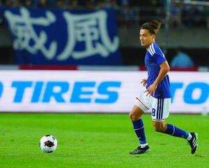日本対ウルグアイ　前半、ドリブルする佐野航大(撮影･垰建太)