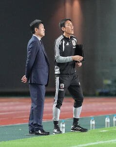 日本対ウルグアイ　前半、指示を出す森保一監督(左)と長谷部誠コーチ(撮影･足立雅史)