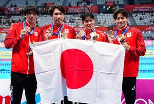 男子400メートルリレー　銅メダルを獲得し記念撮影に納まる、左から光永翔音、松元克央、松本周也、村佐達也(撮影･鈴木みどり)