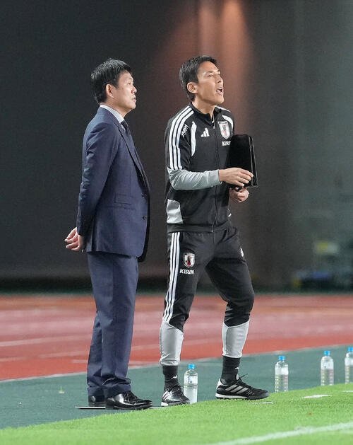 日本対ウルグアイ　前半、指示を出す森保一監督(左)と長谷部誠コーチ(撮影･足立雅史)