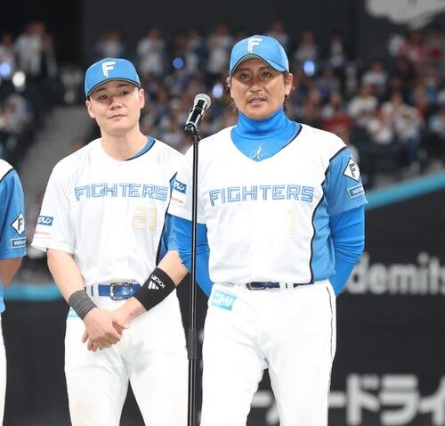 日本ハム対楽天　ホーム最終戦セレモニーであいさつする新庄剛志監督。左は清宮幸太郎(撮影･黒川智章)