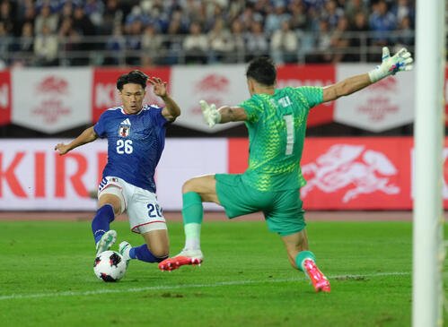 日本対ウルグアイ　後半、ゴールを決める塩貝健人(右)(撮影･足立雅史)