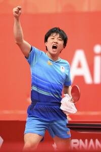男子団体決勝　日本対中国　2勝目を挙げ雄叫びをあげる張本智和(撮影･滝沢徹郎)