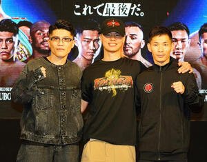 会見後に写真に納まる帝拳ジムの3人、左から坪井智也、那須川天心、松本流星(撮影･清水貴仁)