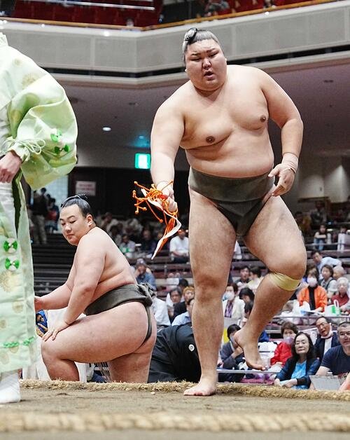 伊波(右)は夢之富士を寄り切りで破り幕下優勝を決める(撮影･小沢裕)
