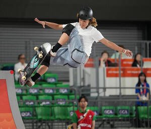 男子スケートボードパーク決勝　華麗な演技を披露する志治群青(撮影･森本幸一)