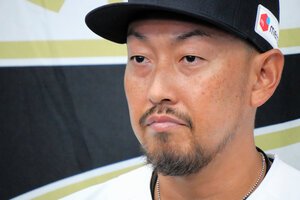 引退会見を開いたオリックスの平野佳寿