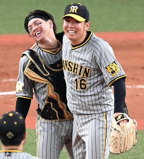 2024年6月13日、オリックス対阪神　オリックスを完封した西勇(右)は梅野と肩を組んで喜ぶ(撮影･前岡正明)