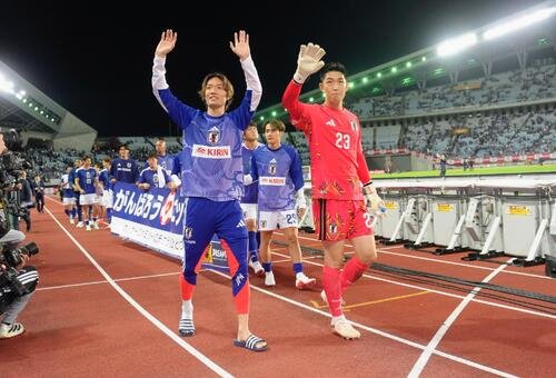 日本対ウルグアイ　試合後、声援に応える板倉滉(左)とGK早川友基ら(撮影･足立雅史)