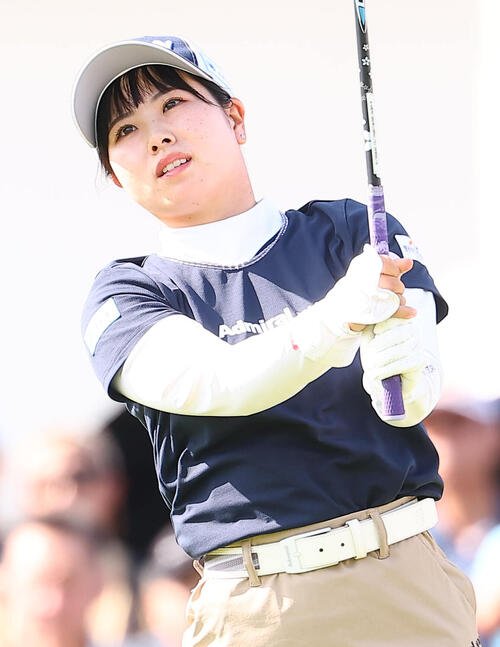 1番、第1打を放つ尾関彩美悠(撮影･野上伸悟)