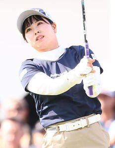 1番、第1打を放つ尾関彩美悠(撮影･野上伸悟)