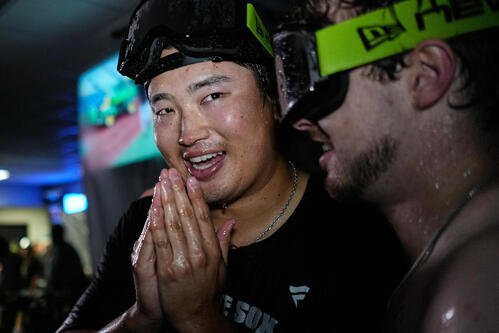 シャンパンファイトに臨むホワイトソックス村上宗隆(AP)