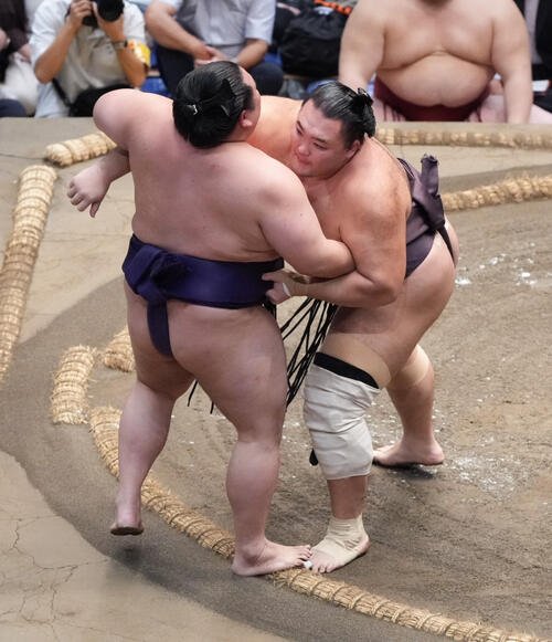 朝乃山(右)は美ノ海を寄り切りで破る(撮影･小沢裕)