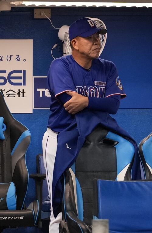 ヤクルト対中日　1回表、戦況を見つめる中日井上一樹監督(撮影･小島史椰)