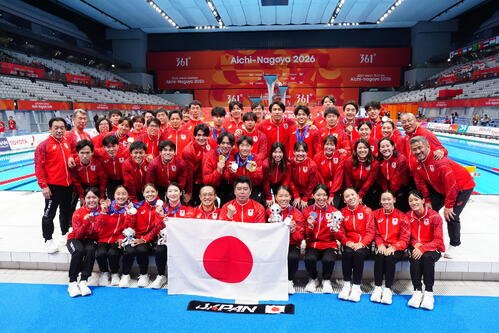 競泳の全日程を終え、記念撮影に納まる選手たち(撮影･鈴木みどり)