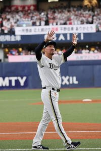 オリックス対ソフトバンク　引退セレモニーで声援に応える平野佳寿(撮影･宮崎幸一)