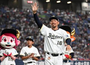 最後にグラウンドを1周しファンの声援に応えるオリックス平野佳寿(撮影･和賀正仁)