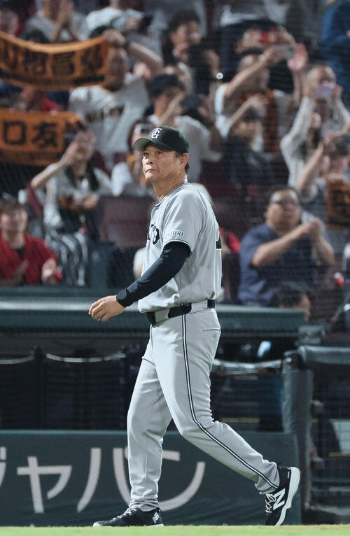 広島対巨人　マツダズタジアムでの今季最終戦を終え引き揚げる巨人橋上秀樹監督代行(撮影･加藤孝規)