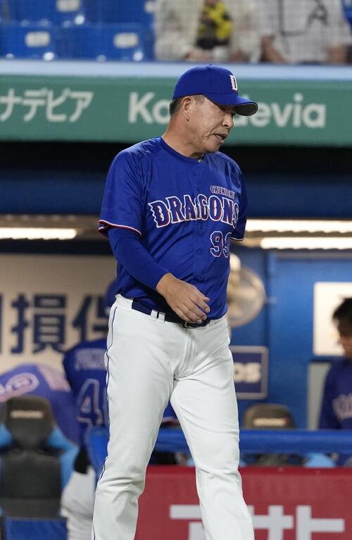 ヤクルト対中日　8回表終了後、選手交代を告げる中日井上一樹監督(撮影･小島史椰)