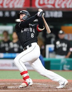 西武対ロッテ　7回表ロッテ無死、安打を放つ西川史礁(撮影･増田悦実)