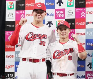 広島対巨人　お立ち台でポーズを決める赤木晴哉(左)と勝田成(撮影･加藤孝規)