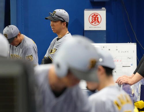 DeNA対阪神　DeNAに逆転で敗れがっくりとうつむく阪神藤川球児監督(撮影･足立雅史)