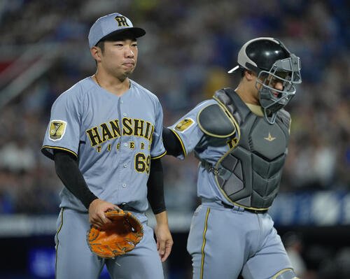 DeNA対阪神　8回、逆転を許しベンチに戻る阪神石井大智(左)と坂本誠志郎(撮影･足立雅史)