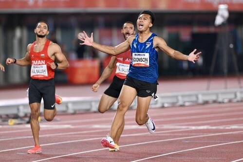 男子100メートル決勝で大会新記録で優勝を決め雄叫びをあげるタイのブーンソン･プリポン(撮影･滝沢徹郎)