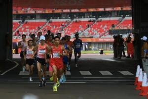 競技場からスタートする男子マラソンの選手たち(撮影･滝沢徹郎)