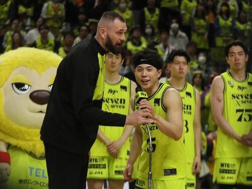 仙台渡辺翔太(手前右)とネイサン･ブース(同左)(2026年4月撮影)