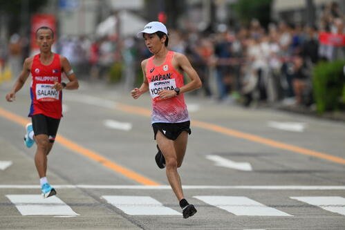 男子マラソンで21キロ付近を通過する吉田祐也(撮影･滝沢徹郎)
