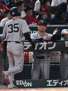 広島対巨人　5回表巨人1死一、二塁、大城卓三の左前適時打で生還した泉口友汰を迎える橋上秀樹監督代行(撮影･加藤孝規)