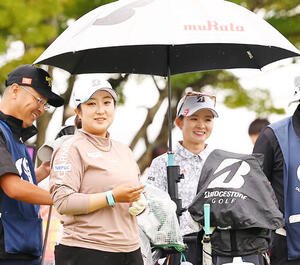 1番、ティーグラウンドで談笑する阿部未悠(左)と川崎春花(撮影･野上伸悟)