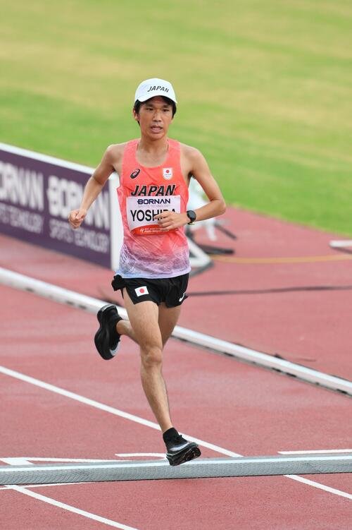 男子マラソンでゴールする吉田祐也(撮影･滝沢徹郎)
