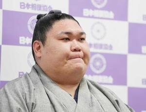 引退会見に臨む矢後(撮影･小沢裕)