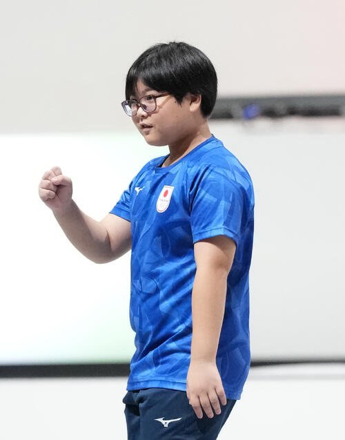 eスポーツ｢ぷよぷよ｣準決勝　ステージに登場しガッツポーズをする栗原悠輝(撮影･森本幸一)